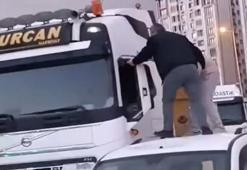Yol vermedi diye TIR'ın üzerine çıkıp şoföre tekme tokat saldırdılar
