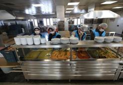 Üniversiteliler ihtiyaç sahiplerine iftarda yemek götürüyor