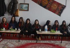 Sivas'ta lise öğrencileri şark köşesinde çiğköfte eşliğinde türkü söyleyerek sosyalleşiyor