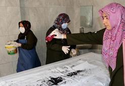 Antalya'nın kadın gassalları konuştu: Bebekleri severek, öperek yıkıyoruz