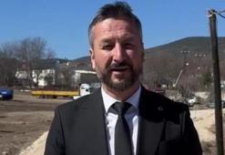 Kalabalık tepkisinden rahatsız olan belediye başkanı, köprüyü tek başına açtı