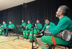 Bursa'da temizlik görevlileri, iş kıyafetleriyle konser verdi