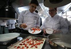 İftar sofralarının vazgeçilmezi güllaç üniversitede ders oldu! 'Hazırlığını ve sunumunu farklı tatlarla birleştirdik'