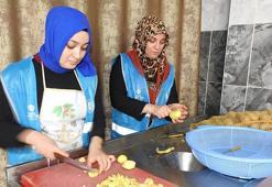 Gaziantep'te kadın dayanışması hayra sebep oldu! Gönüllü olarak çalışan kadınlar aşevinde yemek yapıyor