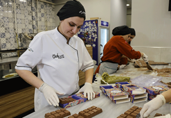 Adana'da evini satıp tatlıcı açan kadın 15 kişiye istihdam sağladı