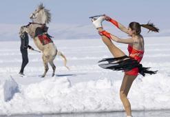 Buz Pateni Kadın Milli Takımı, Çıldır Gölü üzerinde gösteri düzenledi