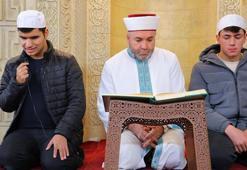 Hafızlığı kendisi gibi görme engelli hocasından öğrendi! Ramazanda mukabele geleneğini sürdürüyorlar