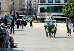 Adana'nın simgesi Taşköprü seyyar satıcıların ve çalgıcıların meskeni oldu