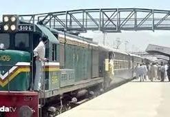 Pakistan'da 450 tren yolcusu rehin alındı