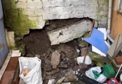 Fatih'te bina duvarı çöktü; molozlar arasından tarihi mezar taşı çıktı