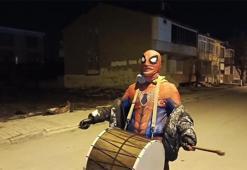 Erzincan'da sahur vakti! Örümcek adamlar davul zurna çalıp maniler  söyledi