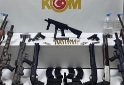 Samsun'da eğlenme mekanında çok sayıda silah ve mühimmat ele geçirildi