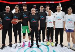 Gençlik ve Spor Bakanı Osman Aşkın Bak gösteri maçında parkeye çıktı