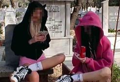 Mezarlıkta skandal görüntüler! Mezar taşlarının üzerine oturup iskambil oynadılar
