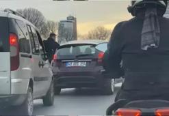Trafikte maganda terörü! Tartıştığı sürücüyü darbedip aracının aynasını kırdı