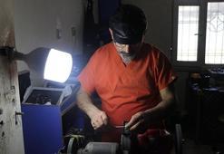 Diyarbakırlı usta 35 yıldır 9 metrekarelik dükkanında tamircilik yaparak evine ekmek götürüyor