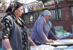 Ödemiş'in geleneksel Ramazan tatlısı Dibile imece usulü hazırlanıyor