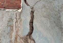 İnşaatı devam eden Buca Onat Tüneli nedeniyle bazı evlerde çatlaklar oluştu