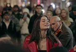 Demet Özdemir, İstiklal Caddesi’nde şarkı söyledi