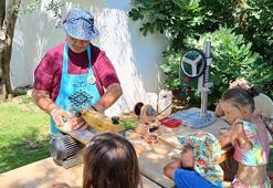 İzmir'de ahşap oyuncak ustası, zanaatını çocuklara aktararak kaybolmasını engelliyor