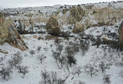 Nevşehir'de 2 günden beri devam eden kar yağışları peribacalarını beyaza bürüdü