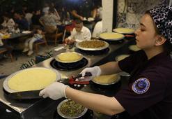 Adana'da ramazan ayı esnafın yüzünü güldürdü! Tatlıcılar iftardan sonra tıklım tıklım