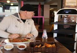 Robot garson "Şef" yaptığı servisle müşterilere farklı bir deneyim sunuyor