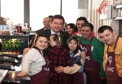 Downsendromlu bireyler bir günlüğüne kafe işletti