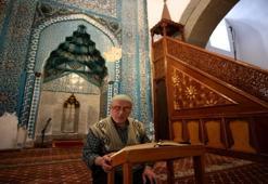 25 yıldır Ramazan'ı bu ibadetle bitiriyor! Kayseri'de cami kapılarını aşındırıyor