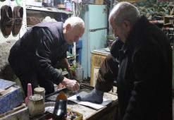 Diyarbakırlı kundura ustası, 40 yıldan beri 10 metrekarelik dükkanında unutulmaya yüz tutmuş eski modelleri üretiyor
