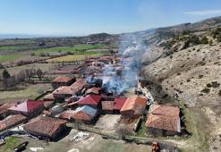 Kastamonu'da çıkan yangında 2 ev, 2 depo ve 1 araç yandı
