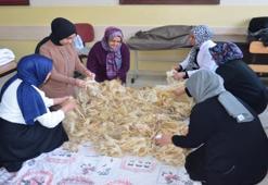 Fabrikasyon değil kadın eli değiyor! Muş'ta yün yorgan kadınlara kazanç kapısı oluyor