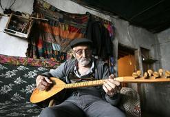 Kendi kendine öğrendiği kemençe ve sazı 65 yıldır çalmaya devam ediyor