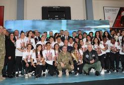 Bakanlar, Süper Lig'e yükselen Yüksekova Spor Kulübü Kadın Futbol Takımı’nın kupa törenine katıldı