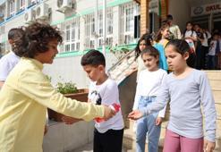 Adana'da şenlik gibi bayramlaşma! Tam bin 200 öğrenci birbiriyle teker teker bayramlaştı