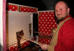 Hayatını geleneksel gölge oyununa adadı! 21 yıldır aşkla Karagöz Hacivat'ı yaşatıyor