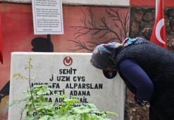 Adana şehitlikte hüzünlü bayramlaşma: Aileleri fotoğraflarını öperek bayramlaştı