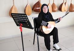 Felçli kolunu çocukluk hayali sayesinde iyileştirdi: 68 yaşında bağlama çalmayı öğrendi