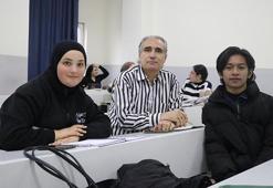 Emekli albay 27 yıl sonra yeniden üniversite okumaya karar verdi, oğluyla aynı üniversitede eğitime başladı