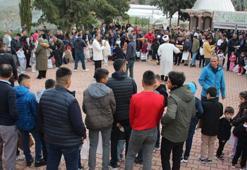 Antalya'da asırlık geleneği yaşatıp, cami bahçesinde çocuklara şeker dağıttılar