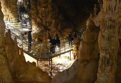 Gümüşhane'deki Karaca Mağarası, bayram tatilinde yerli ve yabancı turistlerden büyük ilgi görüyor