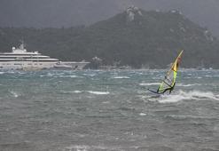 Muğla'da sağanak yağış ve fırtına hayatı olumsuz etkiledi