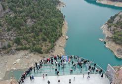 Kahramanmaraş'taki Ali Kayası Cam Seyir Terası, tatilde ziyaretçilerine görsel şölen yaşatıyor.
