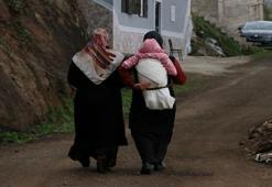 Sırtında taşıdığı bebekle maça giden kadının bordo-mavi sevgisi