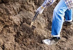 Yumuşayan topraktan çıkarılıyor, bu işi yapan günlük 2.000 TL ek gelir sağlıyor