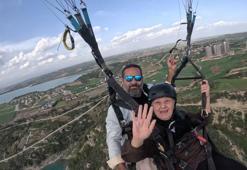 Uçmanın yaşı yok dedi, 83 yaşında yamaç paraşütü yaptı!