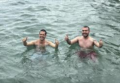 Bodrum’da kuvvetli sağanağa aldırış etmeyen 2 genç, denize girdi