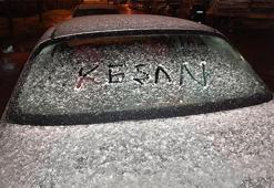 Ve beklenen kar yağışı başladı! İstanbul'un yanı başında lapa lapa kar yağdı, her yer beyaza büründü