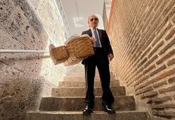 Türkiye'nin en karizmatik seyyar satıcısı! Takım elbise giymeden satışa çıkmıyor