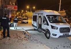 Saniyeler içersinde dehşet! Servis minibüsünde arkadaşını boynundan bıçakladı